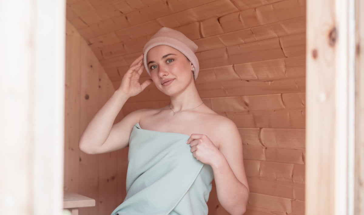 Frau mit frihed. Saunamütze in der Sauna