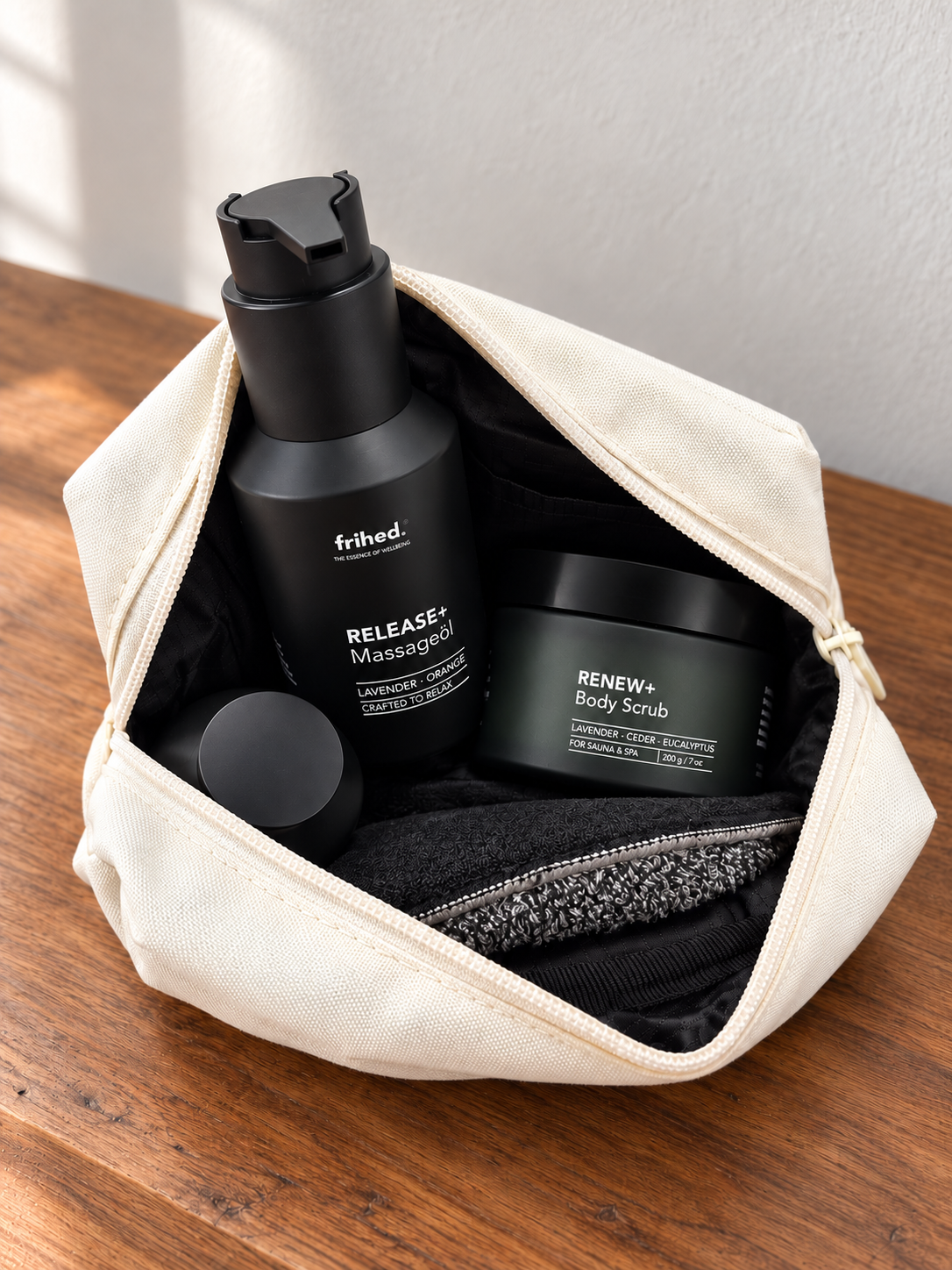 frihed. Heat & Relax Geschenkset im Kulturbeutel mit RELEASE+ Massageöl, RENEW+ Salzpeeling und Peelingschwamm