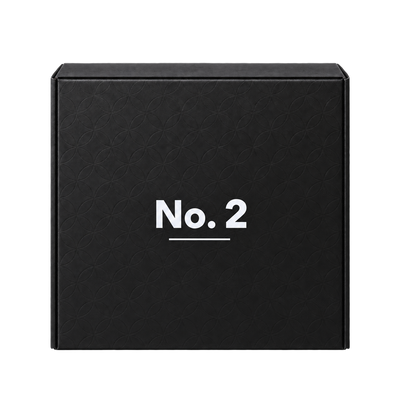 frihed. Box of Calm No. 2: schwarze Geschenkbox mit geprägtem Muster und weißem Schriftzug No. 2