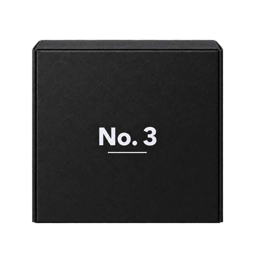 frihed. Box of Calm No. 3: schwarze Geschenkbox mit geprägtem Muster und weißem Schriftzug No. 3