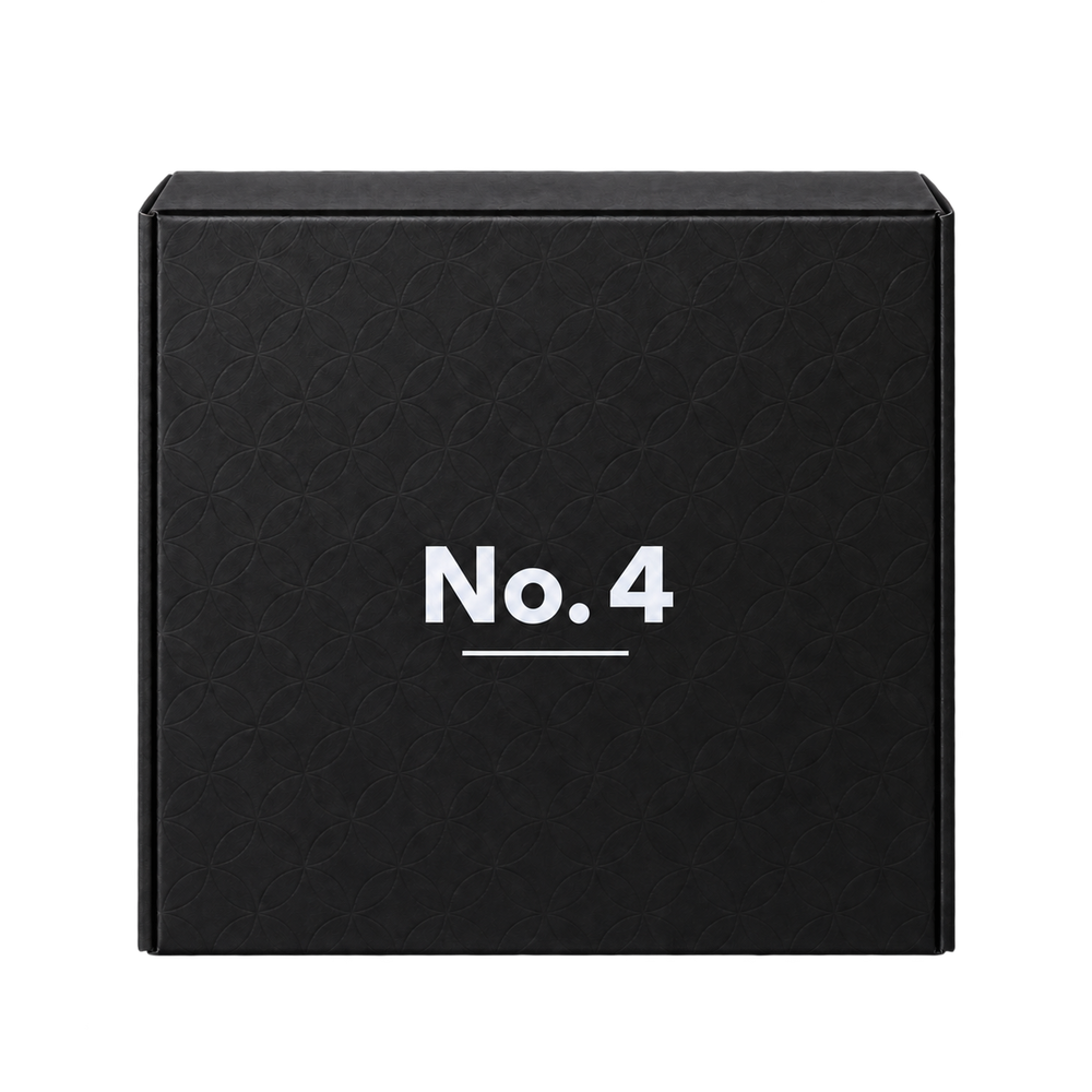 frihed. Box of Calm No. 4: schwarze Geschenkbox mit geprägtem Muster und weißem Schriftzug No. 4