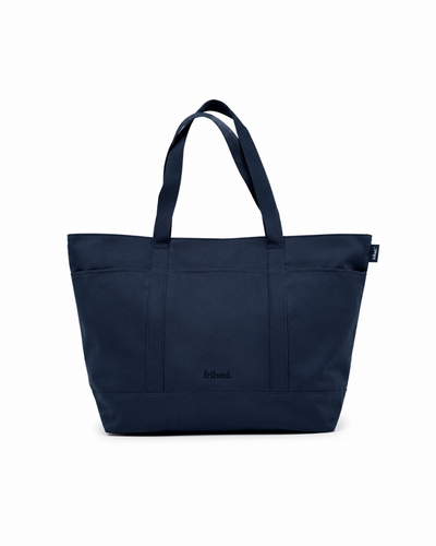 frihed. Saunatasche Single Bag in Navy, Vorderansicht mit langen Henkeln und zwei Außentaschen