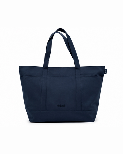 frihed. Saunatasche Single Bag in Navy, Vorderansicht mit langen Henkeln und zwei Außentaschen